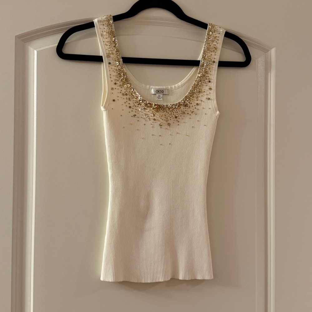 White Cache Top With Gold Sequence. - image 2